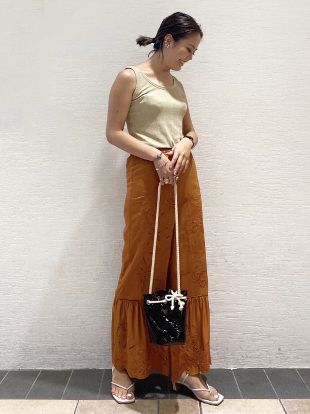 オレンジ系のその他パンツ、ホワイト系のサンダルを着用したレディースの夏コーディネートの2枚目の写真