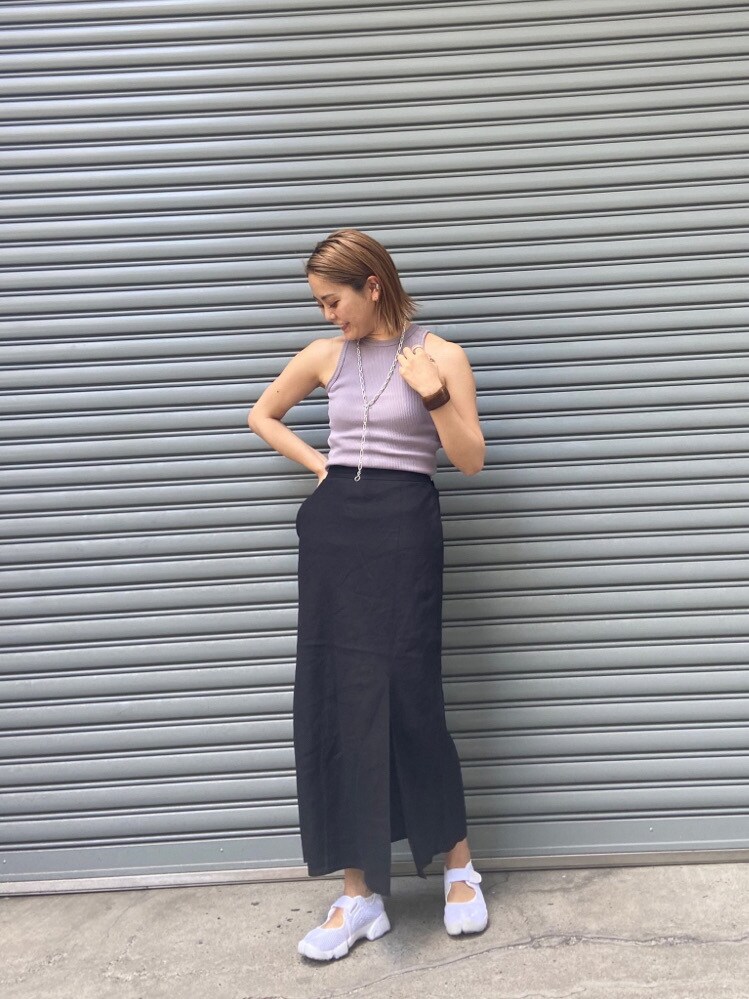 ブラック系のスカート、ブラウン系のブレスレットを着用したレディースの春コーディネートの3枚目の写真