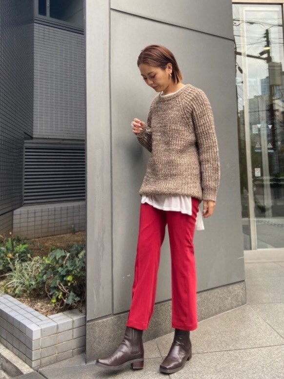 ホワイト系のTシャツ/カットソー、ブラック系のムートンコート、レッド系のその他パンツを着用したレディースの秋コーディネートの3枚目の写真