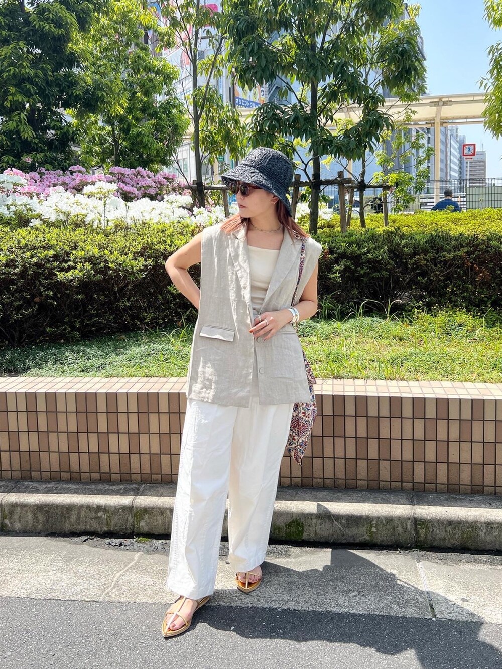 ホワイト系のその他パンツ、ベージュ系のテーラードジャケット、ゴールド系のサンダルを着用したレディースの春コーディネートの4枚目の写真