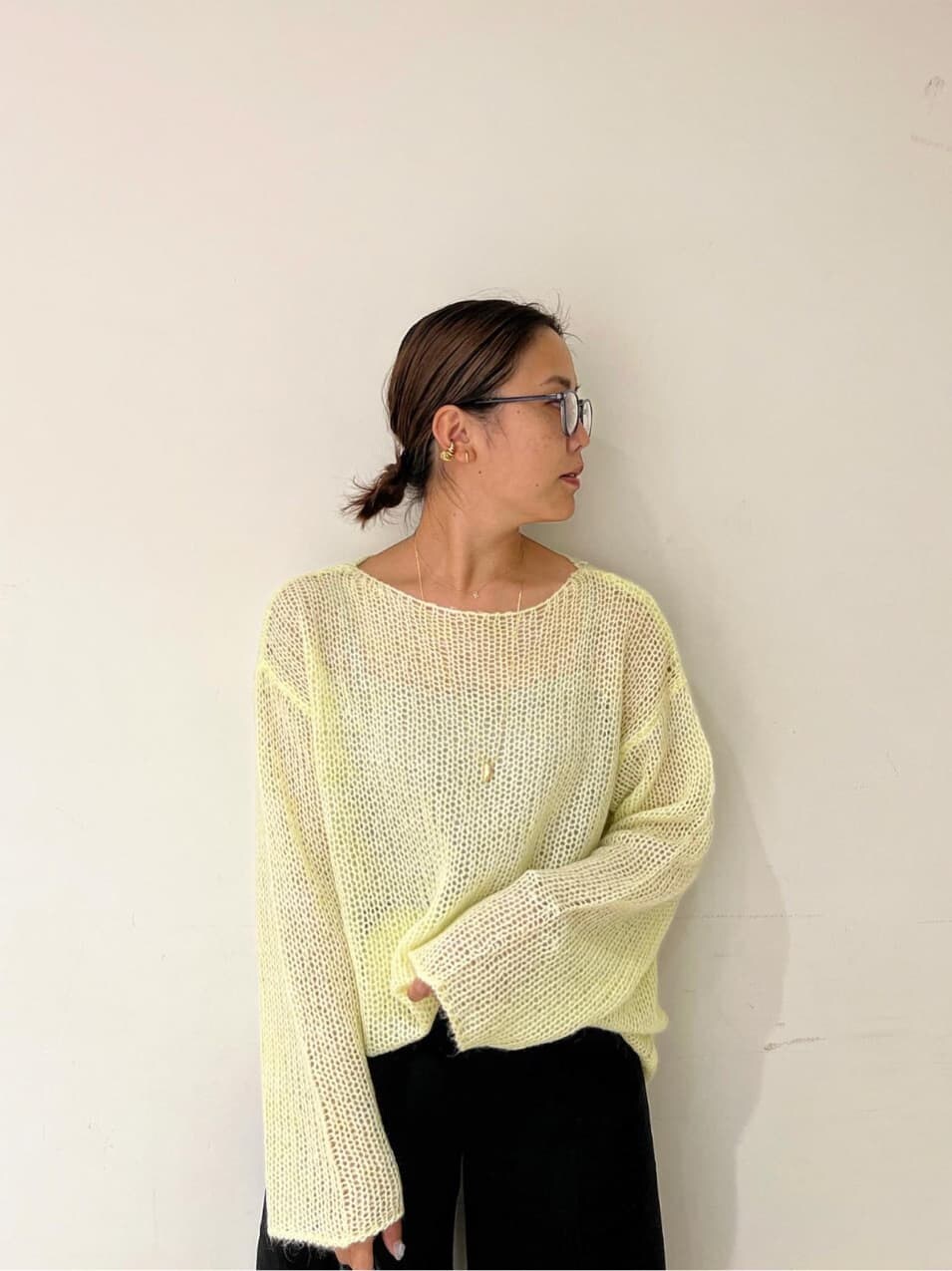 イエロー系のニット/セーター、ブラック系のその他パンツ、ブラック系のブーツを着用したレディースの秋コーディネートの4枚目の写真