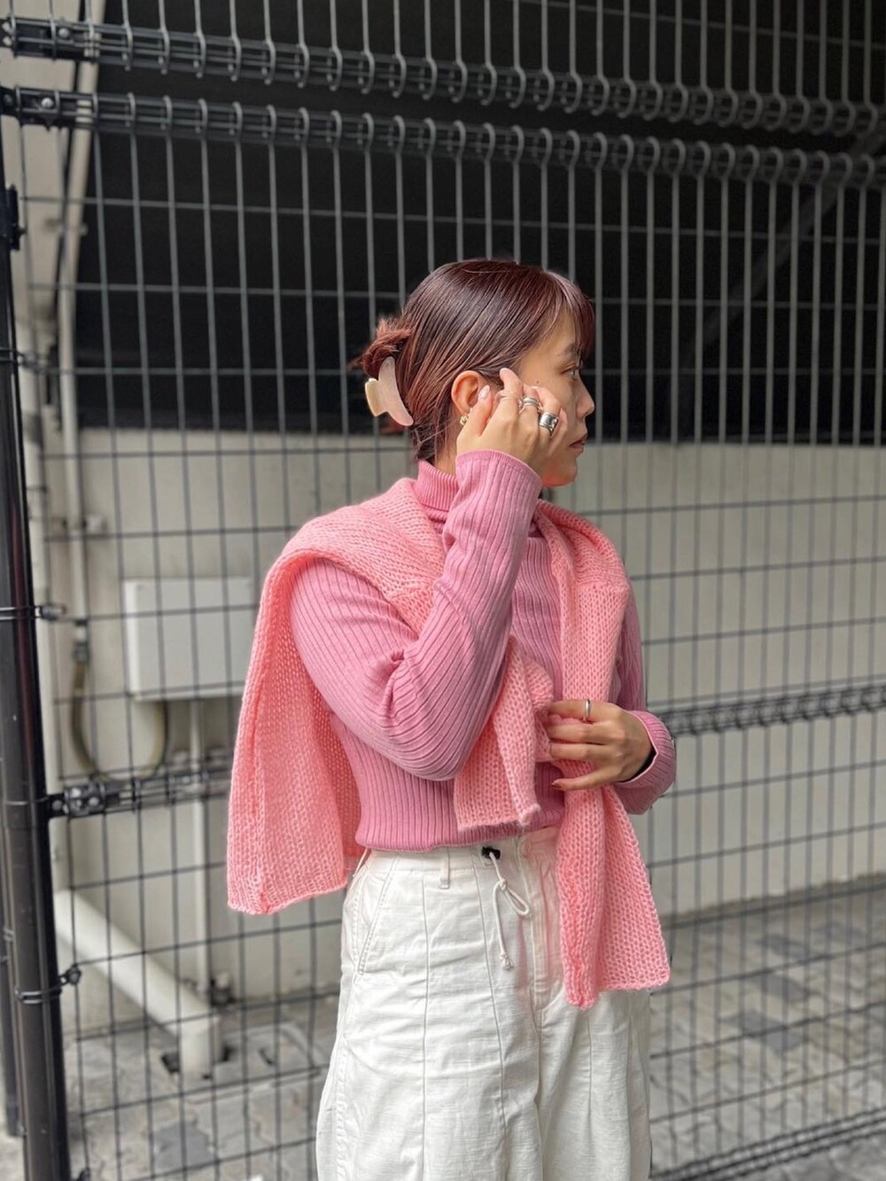 ピンク系のニット/セーター、ピンク系のニット/セーターを着用したレディースの冬コーディネートの2枚目の写真
