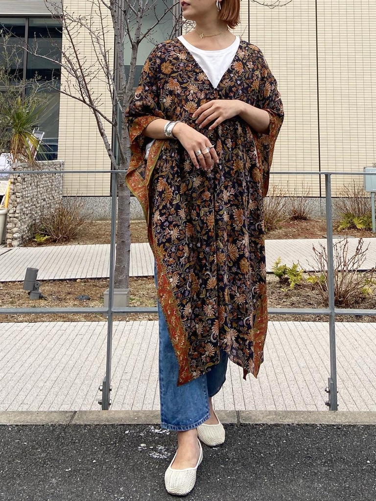 ブラック系のシャツ/ブラウス、ブルー系のデニムパンツ、ホワイト系のTシャツ/カットソーを着用したレディースの冬コーディネートの3枚目の写真