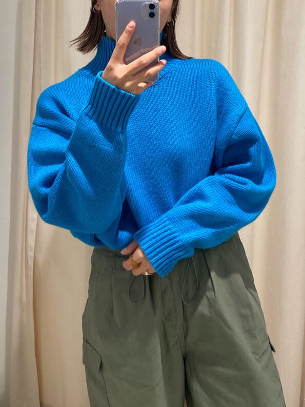 ベージュ系のその他パンツ、ブルー系のニット/セーターを着用したレディースの秋コーディネートの4枚目の写真