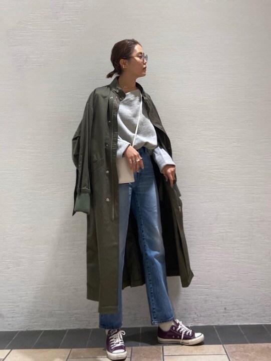 ベージュ系のその他アウター、ブルー系のデニムパンツ、グレー系のスウェットを着用したレディースの春コーディネートの3枚目の写真