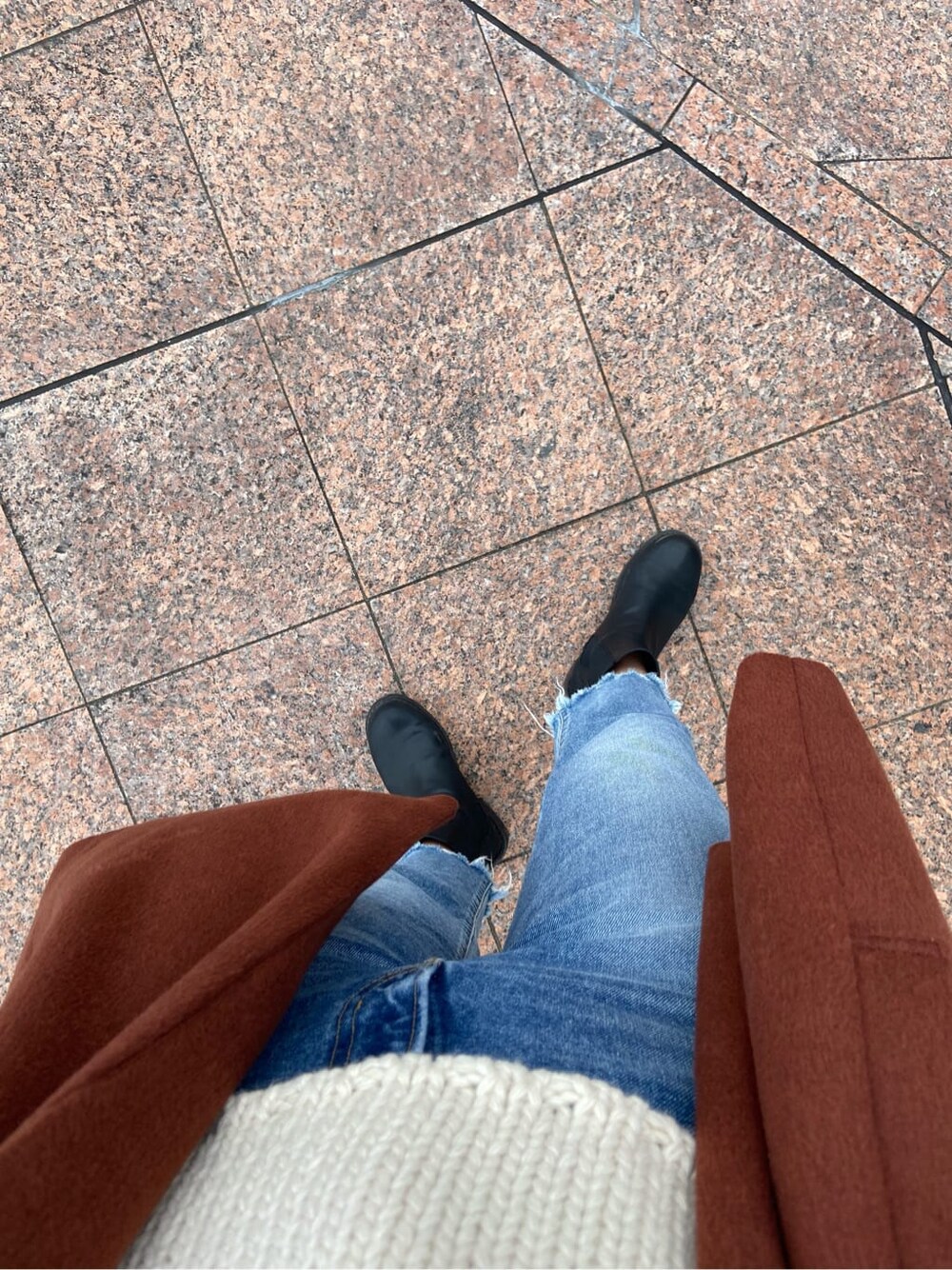 オレンジ系のその他アウター、ブルー系のデニムパンツ、ホワイト系のニット/セーターを着用したレディースの秋コーディネートの3枚目の写真