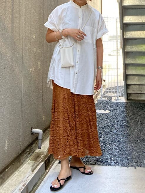 ホワイト系のシャツ/ブラウス、ブラウン系のスカート、シルバー系のブレスレットを着用したレディースの夏コーディネートの4枚目の写真