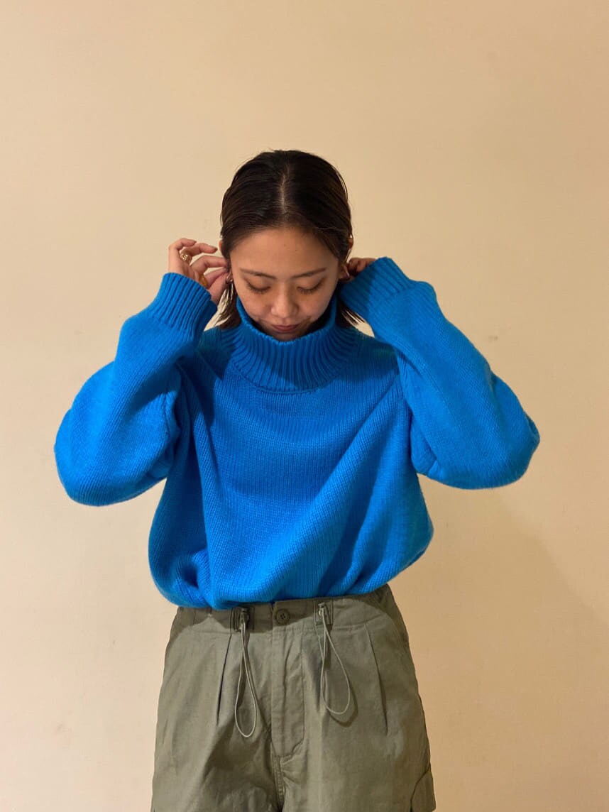 ベージュ系のその他パンツ、ブルー系のニット/セーターを着用したレディースの秋コーディネートの2枚目の写真