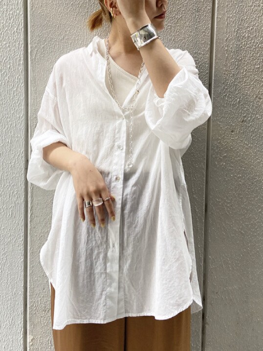 ホワイト系のシャツ/ブラウス、ブラウン系のその他パンツ、ホワイト系のタンクトップを着用したレディースの春コーディネートの5枚目の写真