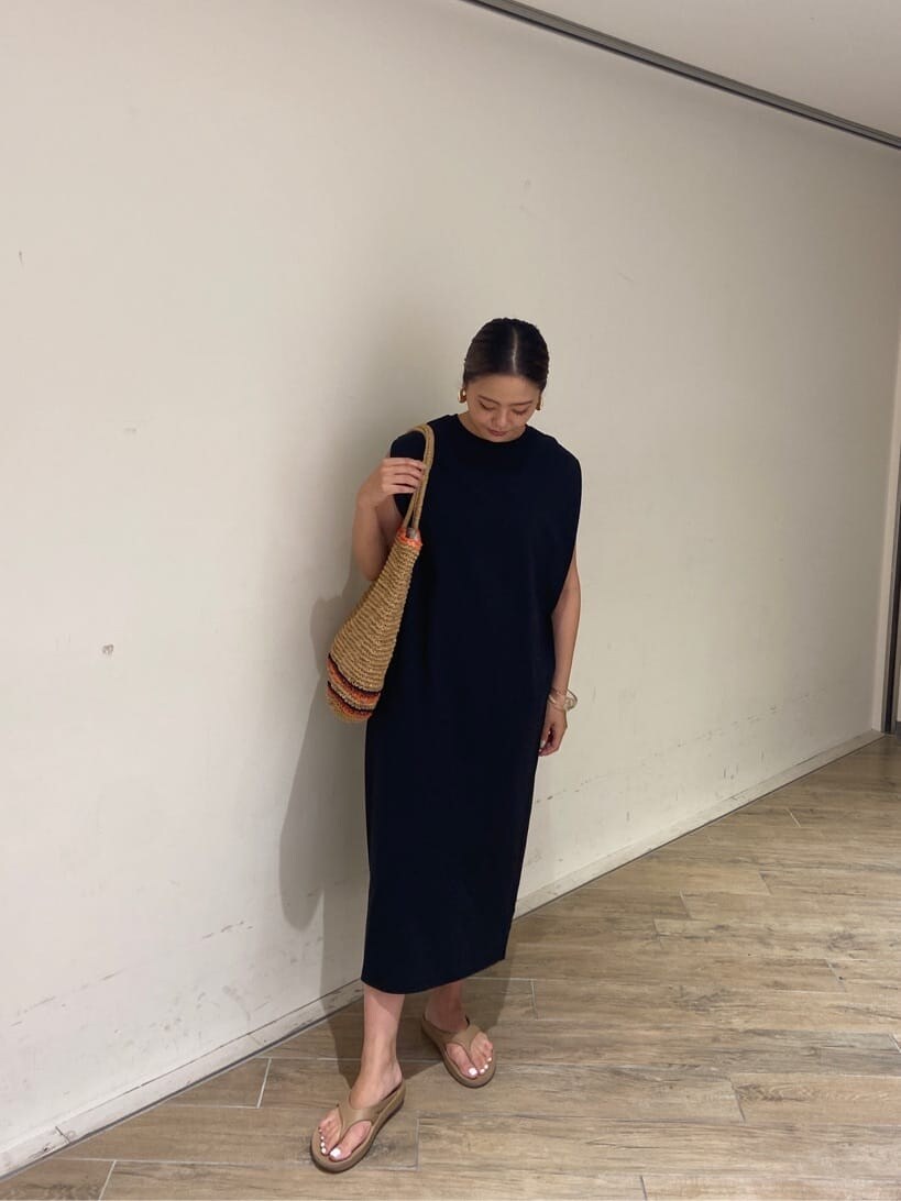 ベージュ系のトートバッグ、ブラック系のワンピースを着用したレディースの夏コーディネートの3枚目の写真