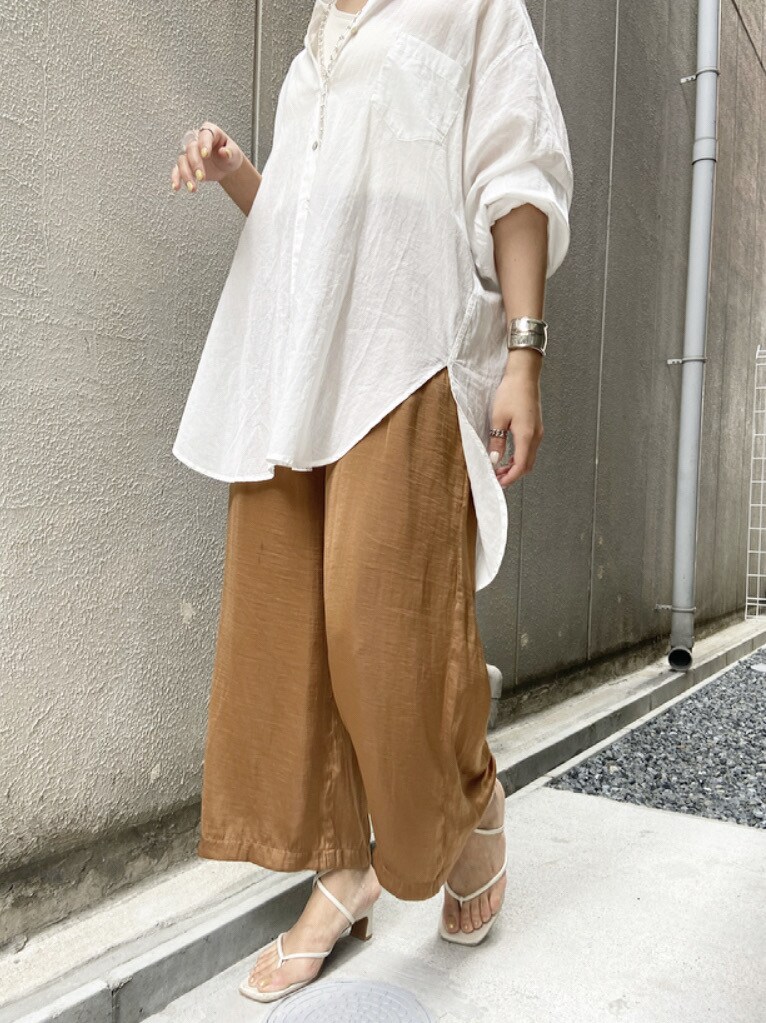 ホワイト系のシャツ/ブラウス、ブラウン系のその他パンツ、ホワイト系のタンクトップを着用したレディースの春コーディネートの2枚目の写真