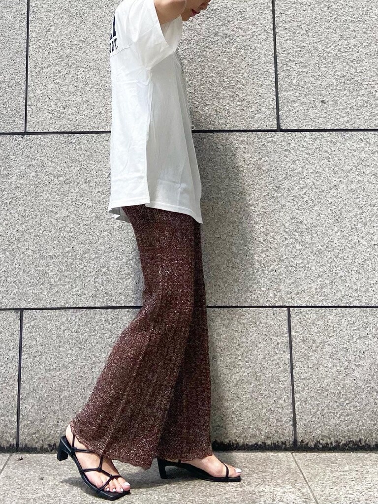 ブラック系のサンダル、ブラウン系のその他パンツ、ホワイト系のTシャツ/カットソーを着用したレディースの春コーディネートの8枚目の写真