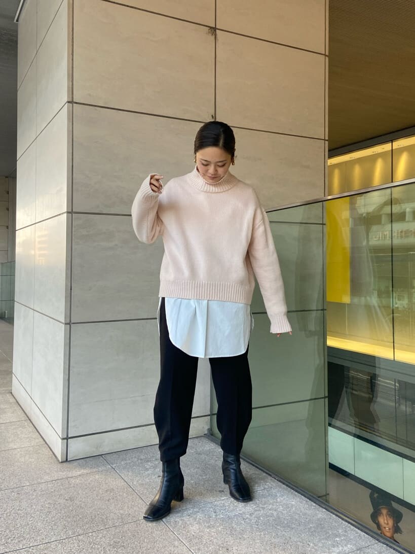 ブラック系のその他パンツ、ホワイト系のシャツ/ブラウス、ピンク系のニット/セーターを着用したレディースの秋コーディネートの2枚目の写真