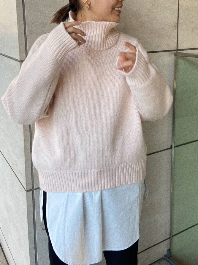 ブラック系のその他パンツ、ホワイト系のシャツ/ブラウス、ピンク系のニット/セーターを着用したレディースの秋コーディネートの3枚目の写真