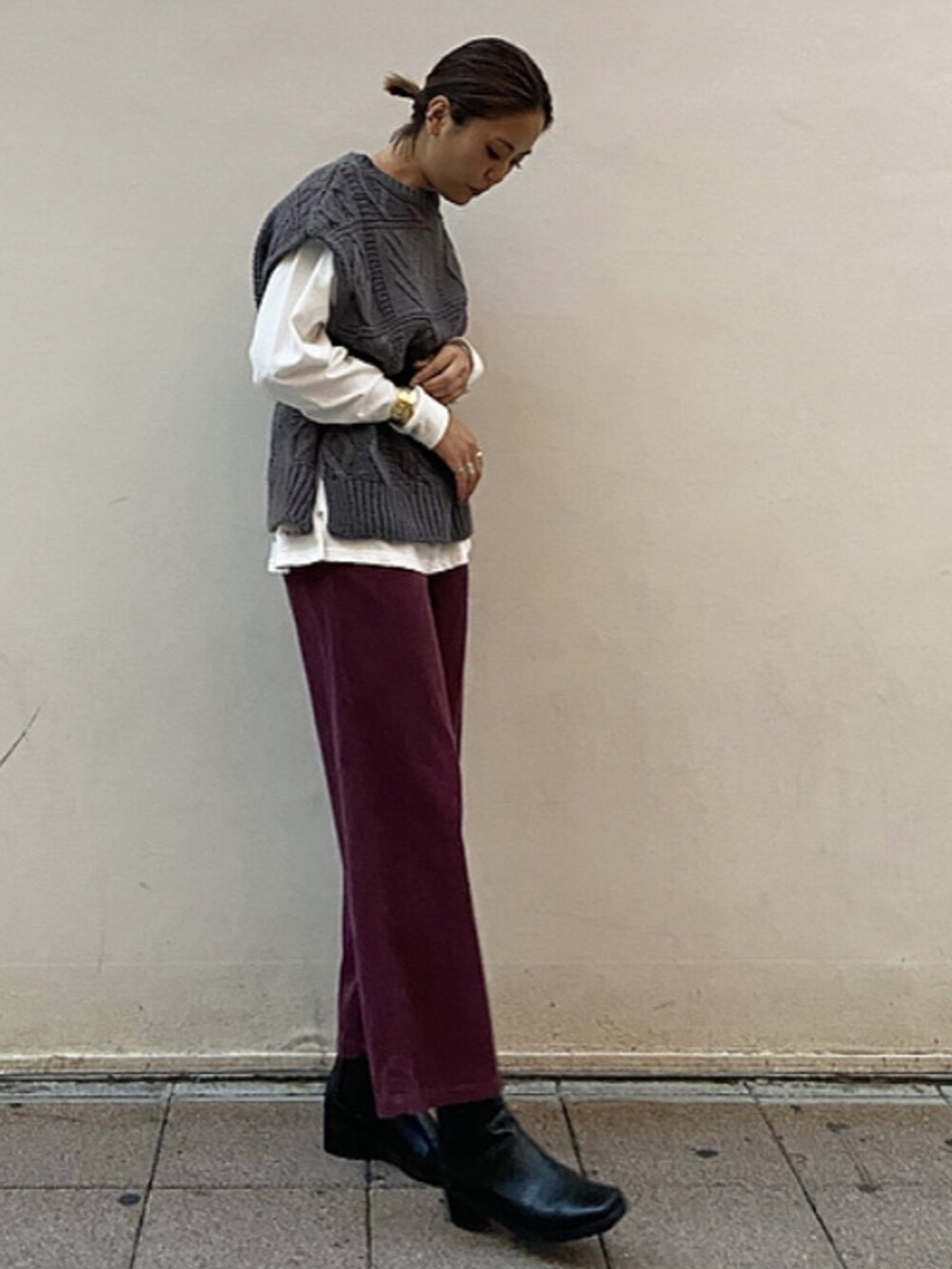 ブルー系のベスト、パープル系のその他パンツ、ホワイト系のTシャツ/カットソーを着用したレディースの秋コーディネートの2枚目の写真