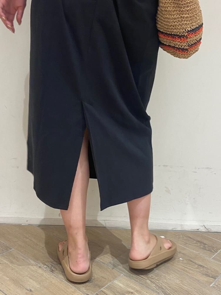 ベージュ系のトートバッグ、ブラック系のワンピースを着用したレディースの夏コーディネートの4枚目の写真