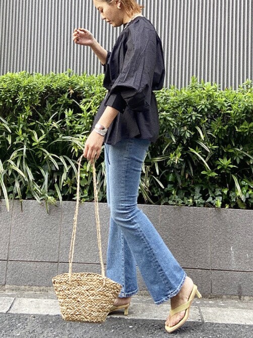 グリーン系のサンダル、ベージュ系のかごバッグ、ブラック系のシャツ/ブラウスを着用したレディースの春コーディネートの3枚目の写真