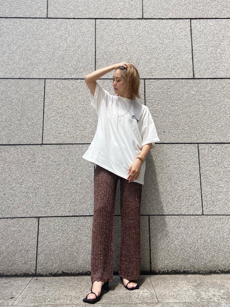 ブラック系のサンダル、ブラウン系のその他パンツ、ホワイト系のTシャツ/カットソーを着用したレディースの春コーディネートの3枚目の写真