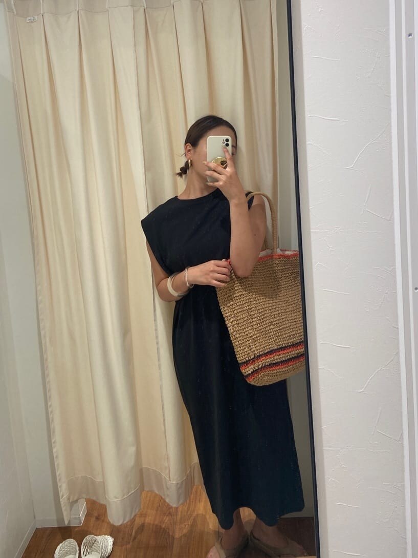 ベージュ系のトートバッグ、ブラック系のワンピースを着用したレディースの夏コーディネートの2枚目の写真