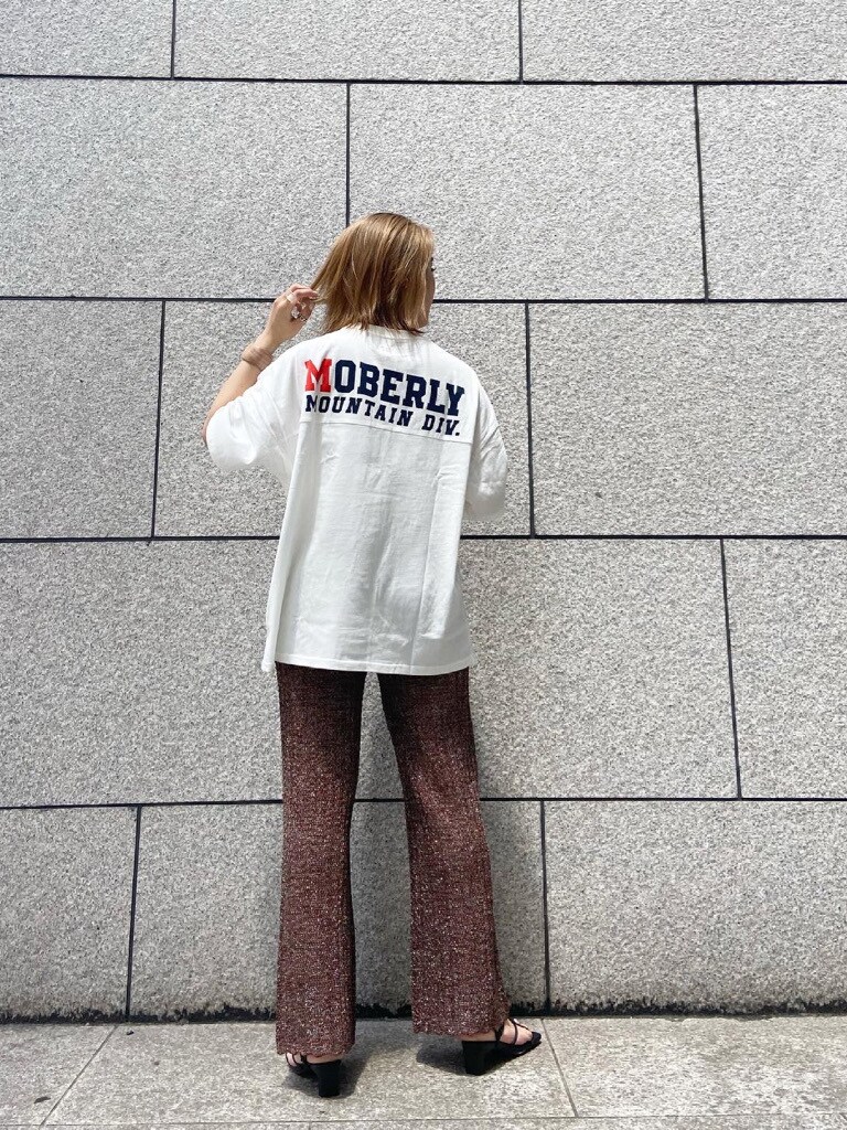 ブラック系のサンダル、ブラウン系のその他パンツ、ホワイト系のTシャツ/カットソーを着用したレディースの春コーディネートの2枚目の写真