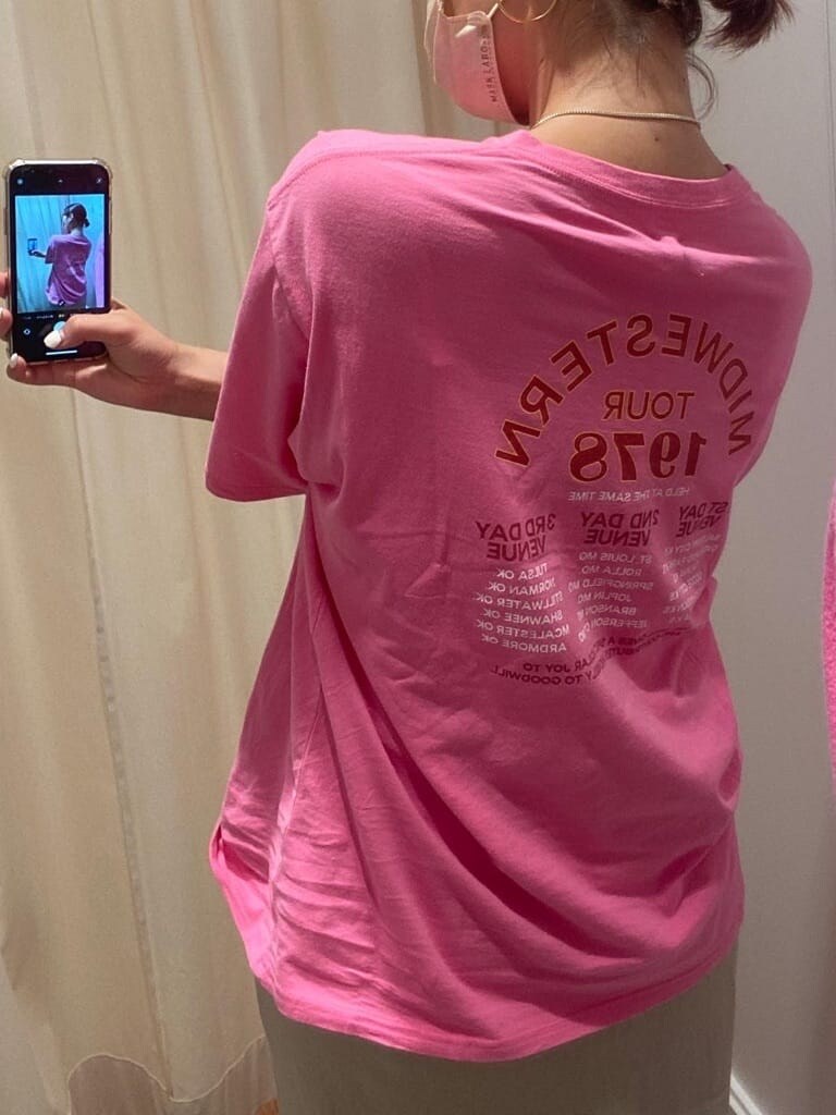 ピンク系のTシャツ/カットソー、ベージュ系のスカート、ホワイト系のショルダーバッグを着用したレディースの夏コーディネートの3枚目の写真