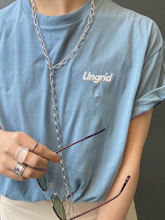 ホワイト系のデニムパンツ、ホワイト系のサンダル、ブルー系のTシャツ/カットソーを着用したレディースの春コーディネートの4枚目の写真