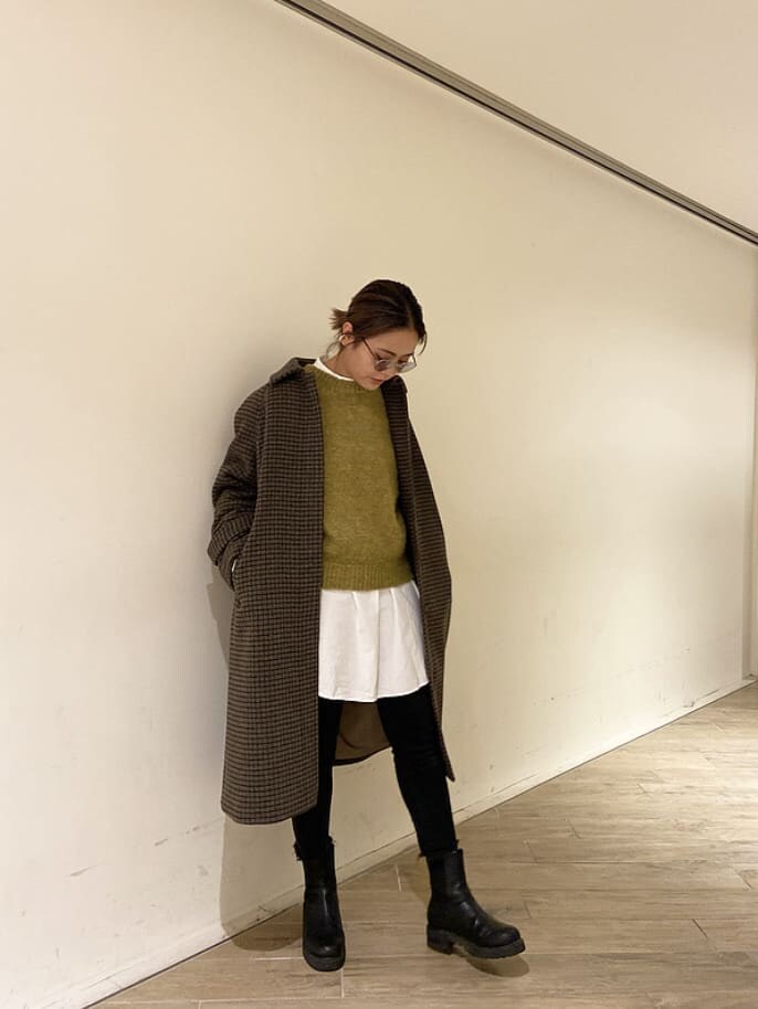 ホワイト系のシャツ/ブラウス、ブラック系のブーツ、ブラウン系のステンカラーコートを着用したレディースの秋コーディネートの2枚目の写真