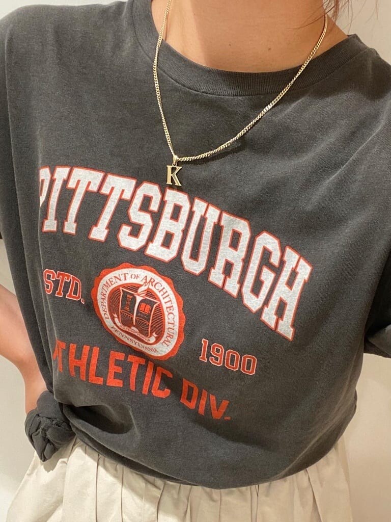 ホワイト系のスカート、グレー系のTシャツ/カットソーを着用したレディースの夏コーディネートの2枚目の写真