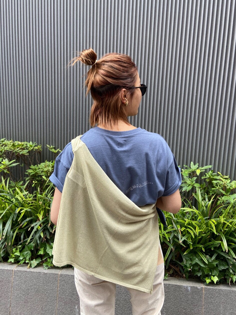 ブルー系のTシャツ/カットソー、グリーン系のニット/セーター、ホワイト系のデニムパンツを着用したレディースの夏コーディネートの3枚目の写真