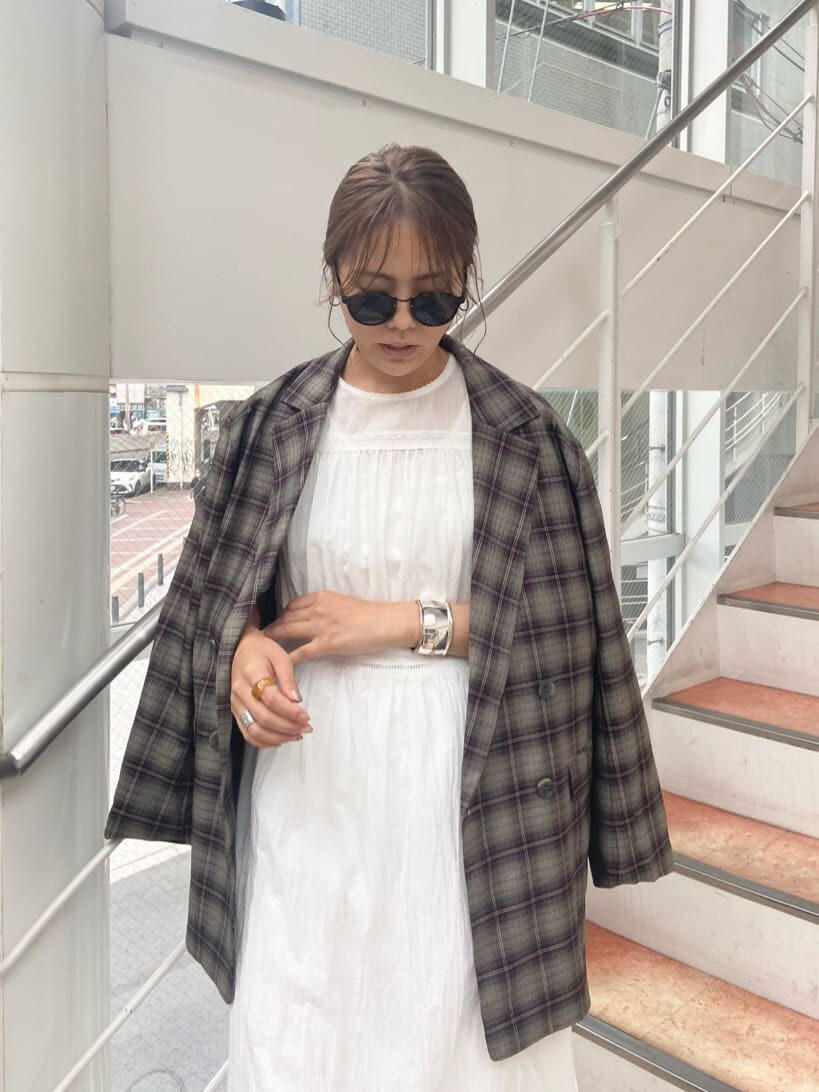 ホワイト系のワンピース、グレー系のテーラードジャケットを着用したレディースの夏コーディネートの3枚目の写真