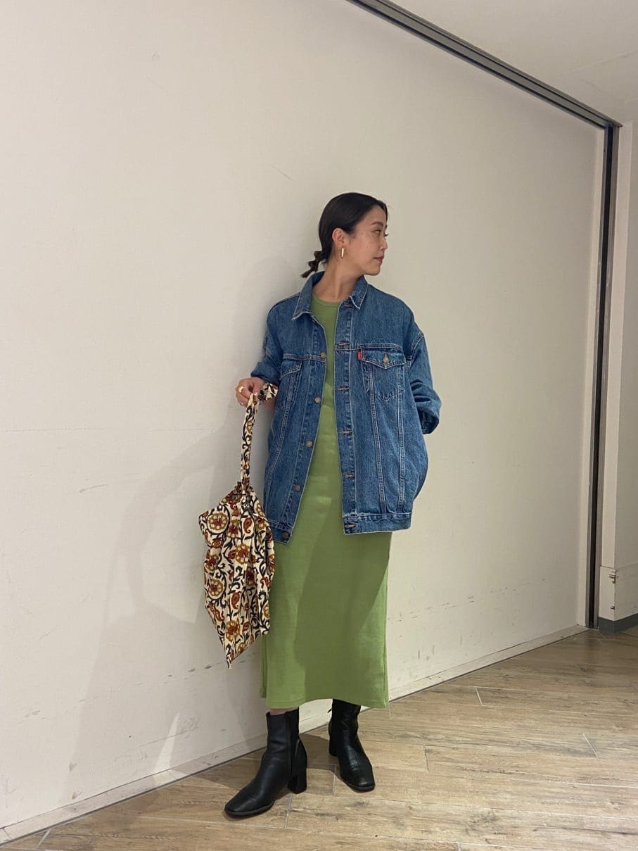 ブルー系のデニムジャケット、グリーン系のワンピースを着用したレディースの夏コーディネートの2枚目の写真