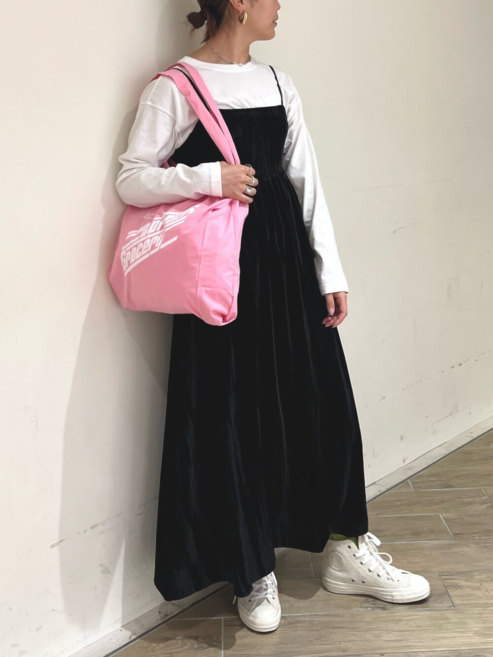 ホワイト系のスニーカー、ブラック系のワンピースを着用したレディースの冬コーディネートの4枚目の写真