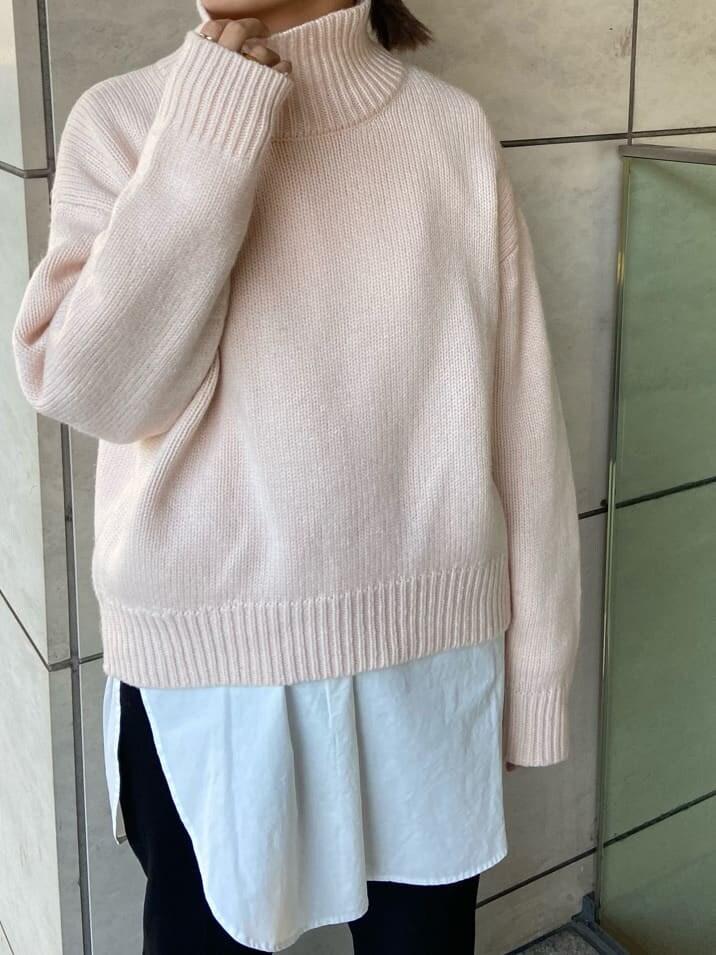 ブラック系のその他パンツ、ホワイト系のシャツ/ブラウス、ピンク系のニット/セーターを着用したレディースの秋コーディネートの5枚目の写真