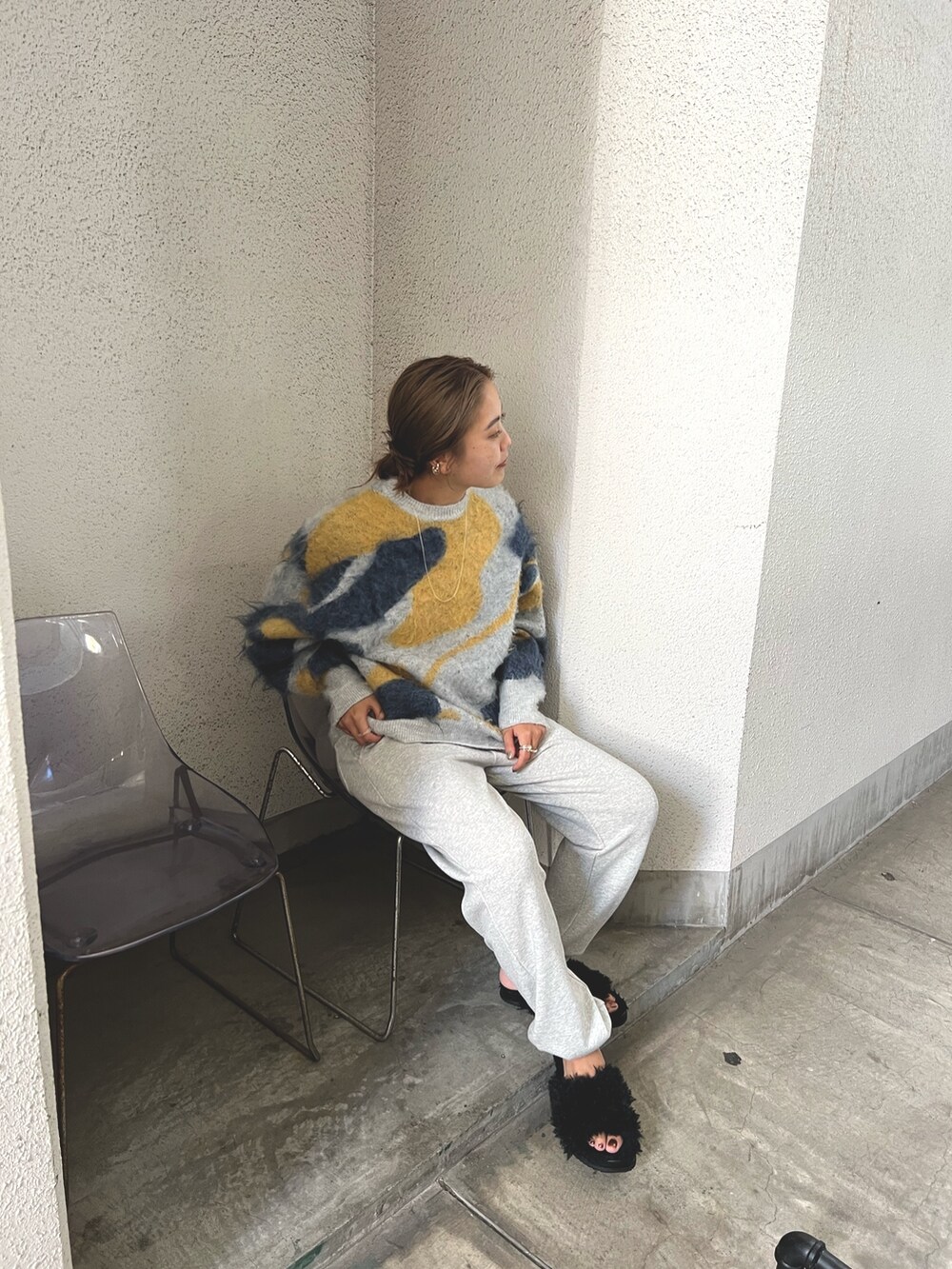 ブルー系のニット/セーター、グレー系のスウェットパンツを着用したレディースの夏コーディネートの4枚目の写真