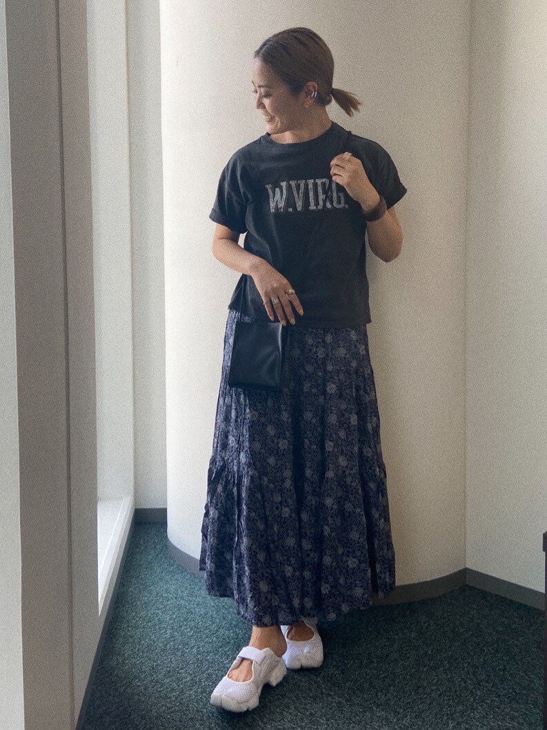 ブルー系のスカート、グレー系のTシャツ/カットソーを着用したレディースの春コーディネートの2枚目の写真