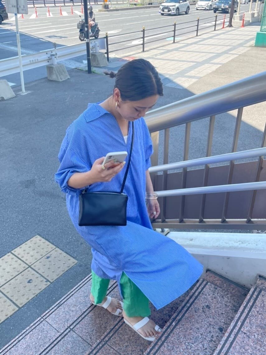 ブルー系のワンピース、ブラック系のショルダーバッグ、グリーン系のその他パンツを着用したレディースの夏コーディネートの3枚目の写真