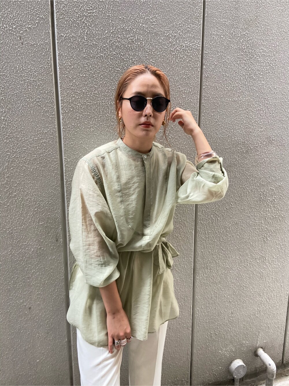 グリーン系のシャツ/ブラウス、ブラック系のサンダルを着用したレディースの夏コーディネートの2枚目の写真