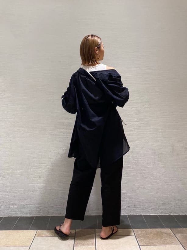 ブラック系のその他パンツ、ブラック系のシャツ/ブラウス、ホワイト系のサンダルを着用したレディースの夏コーディネートの2枚目の写真