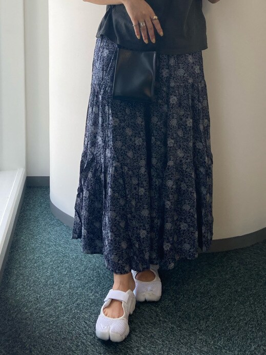 ブルー系のスカート、グレー系のTシャツ/カットソーを着用したレディースの春コーディネートの3枚目の写真