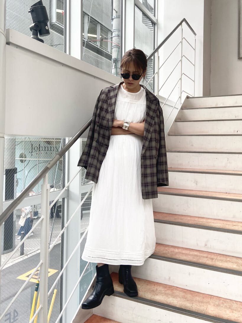 ホワイト系のワンピース、グレー系のテーラードジャケットを着用したレディースの夏コーディネートの2枚目の写真