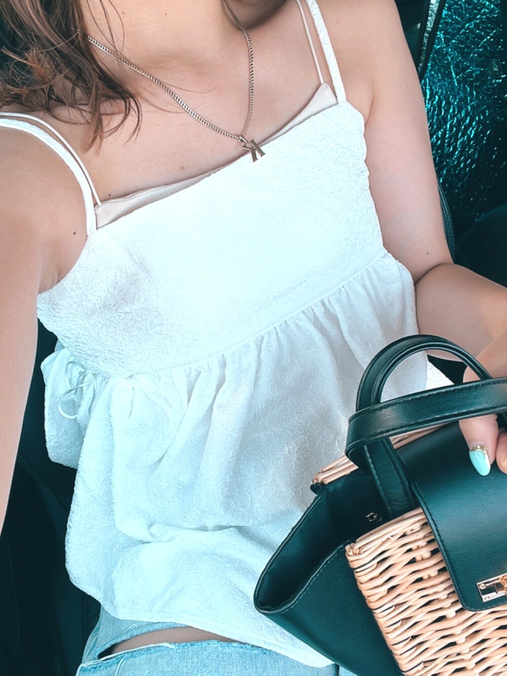 ホワイト系のキャミソール、ホワイト系のキャミソールを着用したレディースの夏コーディネートの2枚目の写真