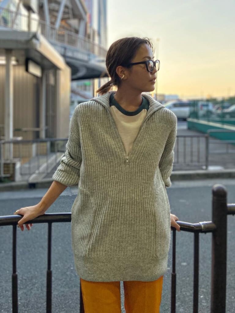 イエロー系のその他パンツ、グリーン系のTシャツ/カットソー、ベージュ系のステンカラーコートを着用したレディースの秋コーディネートの2枚目の写真