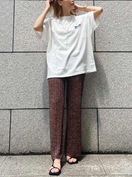 ブラック系のサンダル、ブラウン系のその他パンツ、ホワイト系のTシャツ/カットソーを着用したレディースの春コーディネートの4枚目の写真