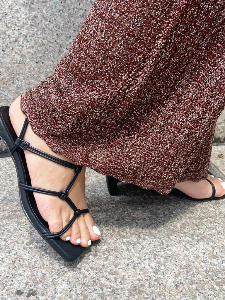 ブラック系のサンダル、ブラウン系のその他パンツ、ホワイト系のTシャツ/カットソーを着用したレディースの春コーディネートの7枚目の写真