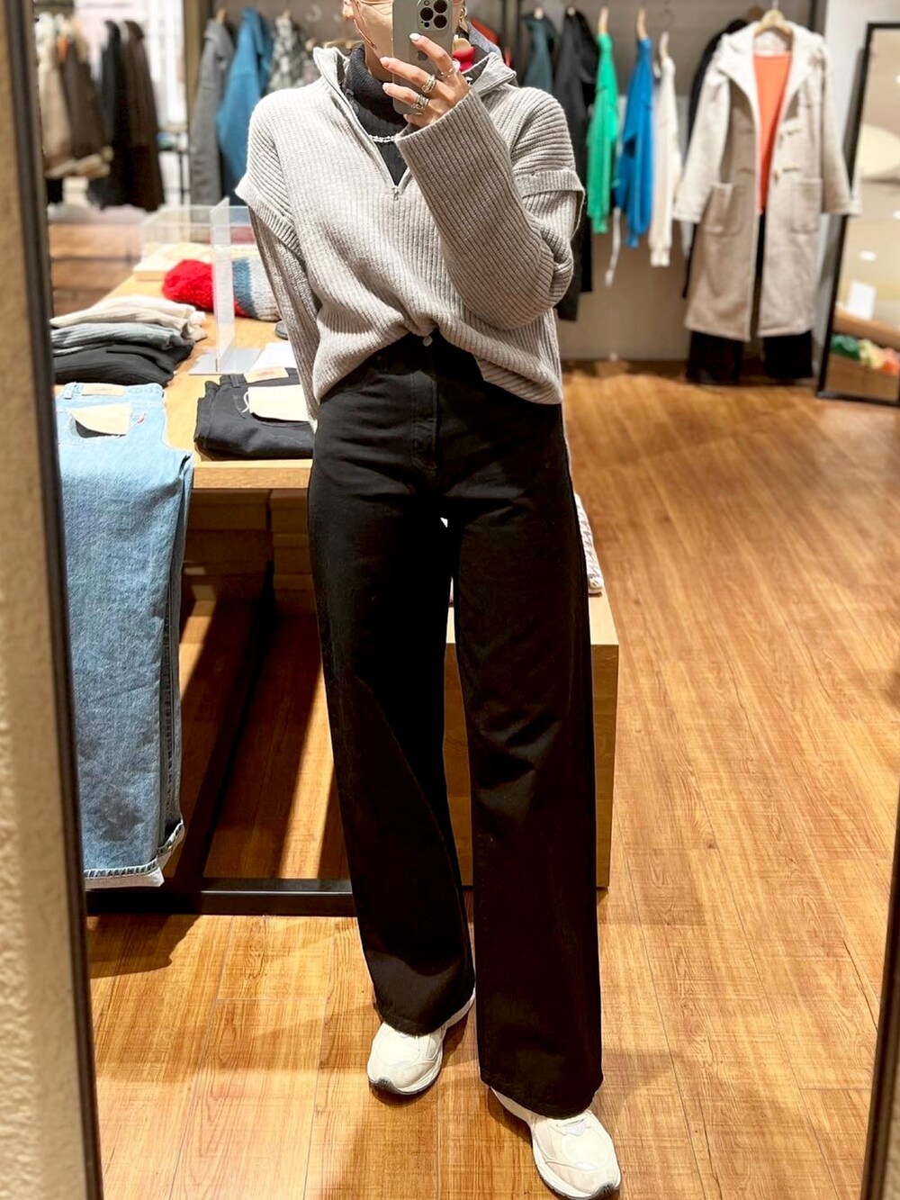 グレー系のニット/セーター、ブラック系のデニムパンツ、ブラック系のニット/セーターを着用したレディースの冬コーディネートの2枚目の写真