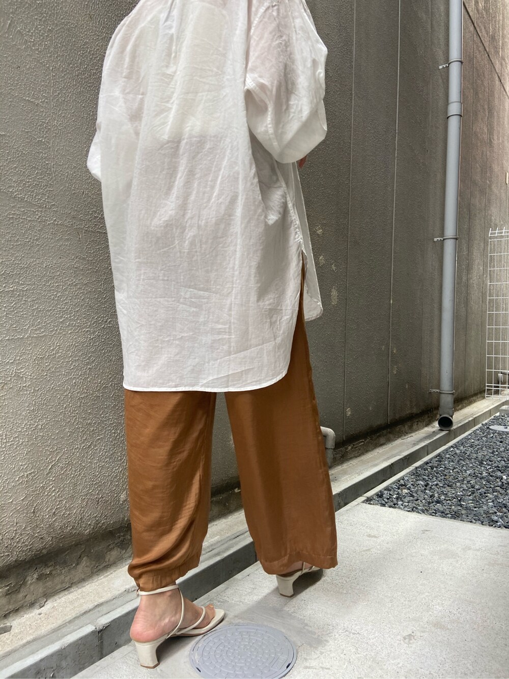 ホワイト系のシャツ/ブラウス、ブラウン系のその他パンツ、ホワイト系のタンクトップを着用したレディースの春コーディネートの3枚目の写真