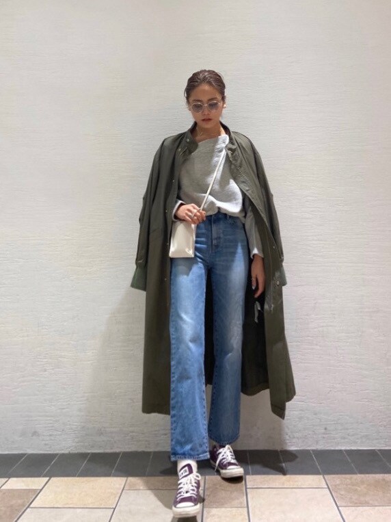 ベージュ系のその他アウター、ブルー系のデニムパンツ、グレー系のスウェットを着用したレディースの春コーディネートの2枚目の写真