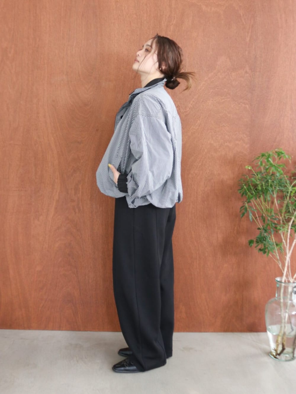 ブラック系のその他パンツ、その他のブルゾン、グレー系のニット/セーターを着用したレディースの夏コーディネートの2枚目の写真