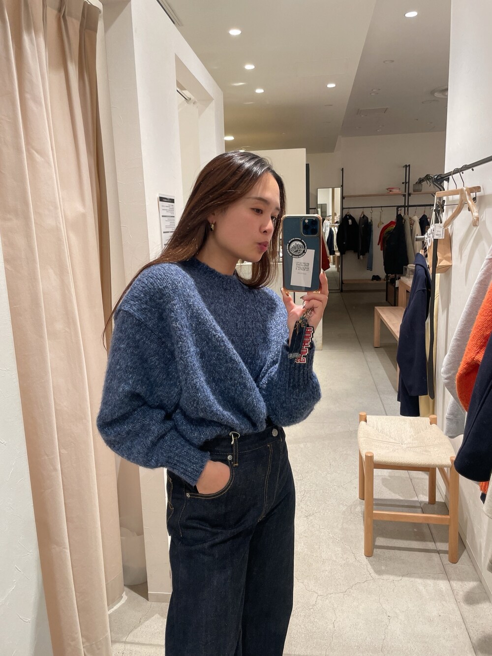 ブルー系のデニムパンツ、ブルー系のニット/セーターを着用したレディースの冬コーディネートの2枚目の写真