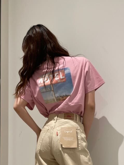 ホワイト系のデニムパンツ、ホワイト系のサンダル、ピンク系のTシャツ/カットソーを着用したレディースの春コーディネートの5枚目の写真